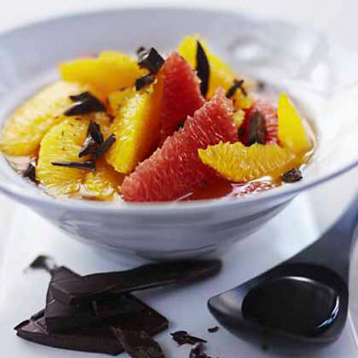 Apelsinsallad med rom och mörk choklad