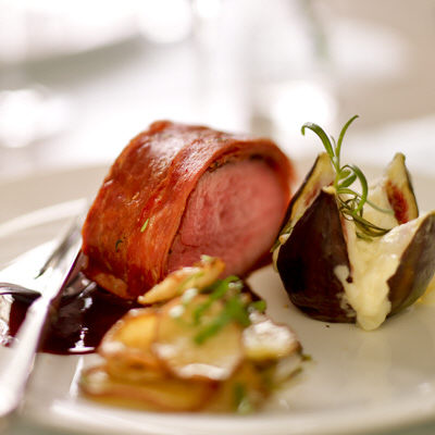 Helstekt oxfilé med salami och pecorinofikon