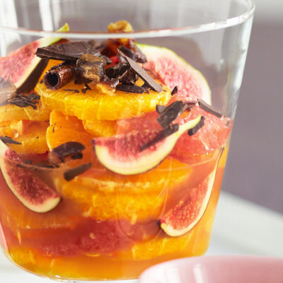 Apelsinsallad med dadlar och choklad