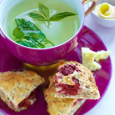 Syrliga scones med hallon