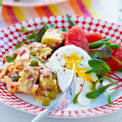 Tonfisksallad med kaprisdressing och pocherat ägg