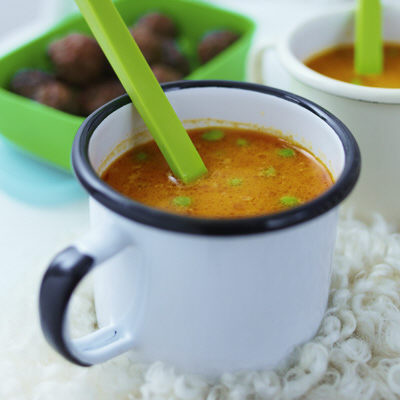 Röd thaicurrysoppa med köttbullar