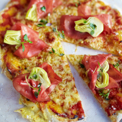Pizza med bresaola och kronärtskocka