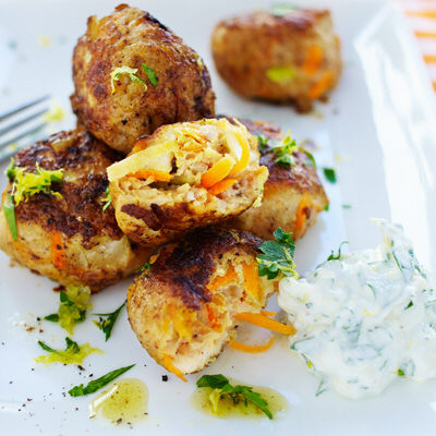 Kycklingbullar med gremoulatayoghurt