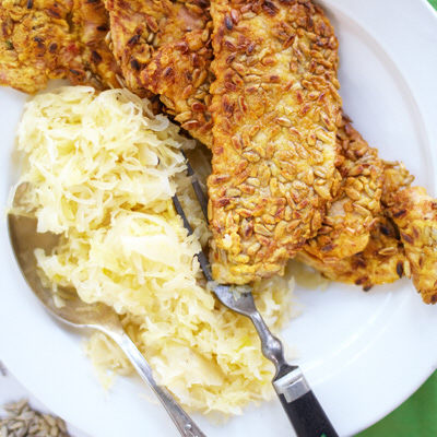 Solrospanerad schnitzel med surkål