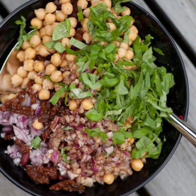Bönsallad med soltorkade tomater
