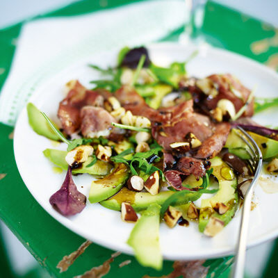 Avokadocarpaccio med skinka och paranötter