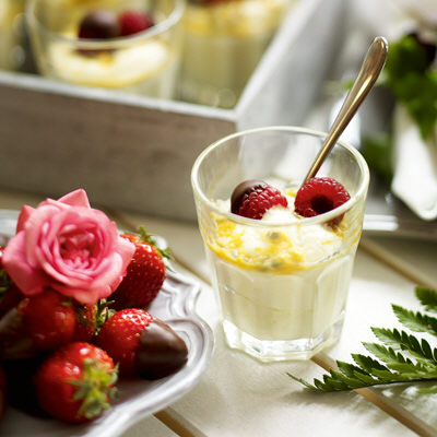 Fluffig citrondessert med chokladdoppade jordgubbar och hallon
