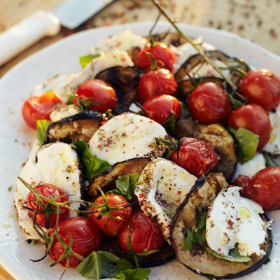 Pepprig mozzarella med aubergine och tomat