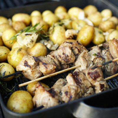 Fläskkarré på spett med grillad färskpotatis