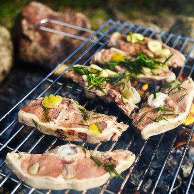 Citronmarinerade lammkotletter med örtig potatissallad