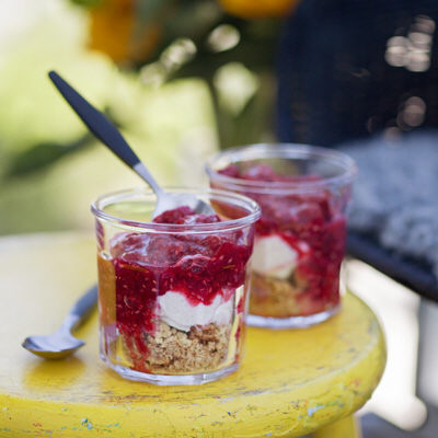 Snabb cheesecake med rårörda hallon