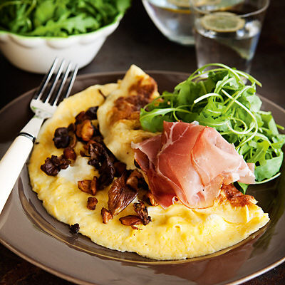 Svampomelett med kall rökt skinka och rucola