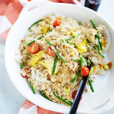 Fried rice med grönsaker och ägg