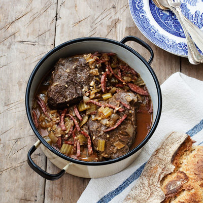 Rödvinsbräserad oxkind med salami
