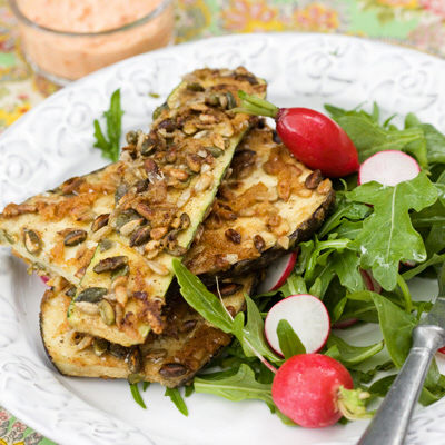 Fröpanerad squash och aubergine med yoghurtsås