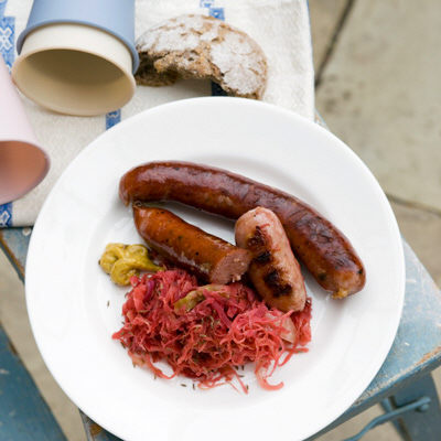 Rosa surkål med grillad korv