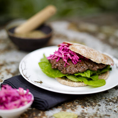 Älgburgare med röd coleslaw