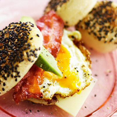 Engelsk muffins med bacon och ägg