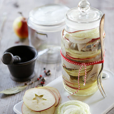 Pepparsill med äpple och lök