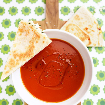 Tomatsoppa med fetaostquesadilla