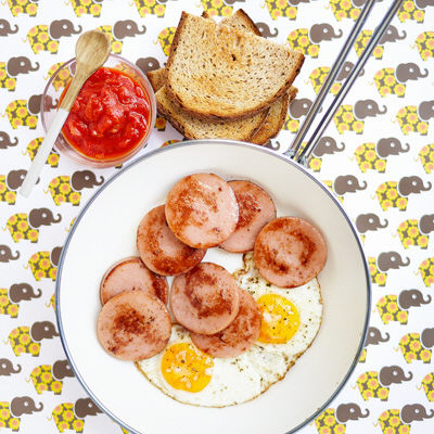 Falukorv med stekt ägg och tacosås