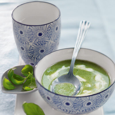 Broccolisoppa med rostad vitlökssås