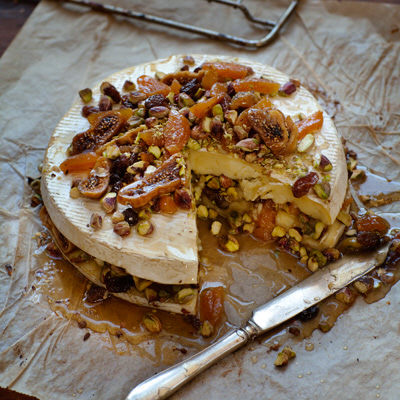 Bakad brietårta med pistagenötter, torkad frukt och honung