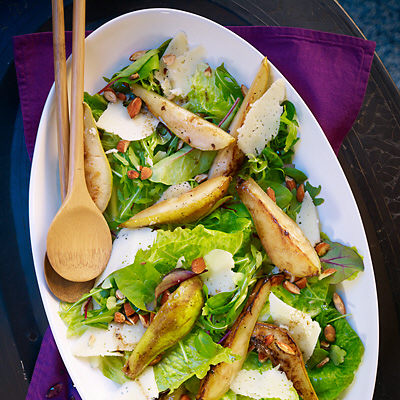 Sallad med stekta päron, manchego och rostade mandlar