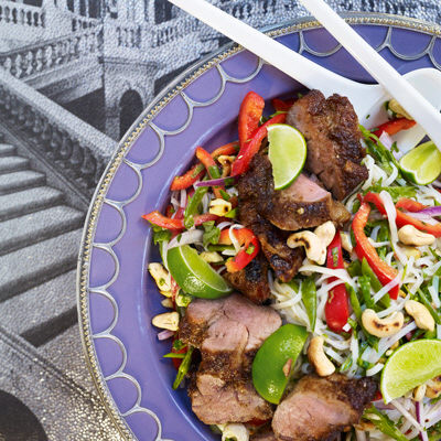 Asiatisk nudelsallad med helstekt fläskfilé
