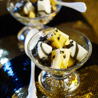 Ananas med lakritskolasås och glass