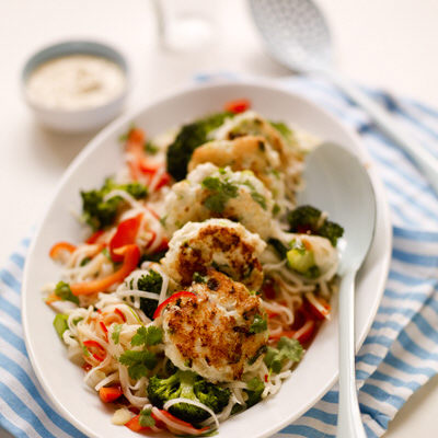 Fiskbiffar med nudelsallad och mango chutney dressing