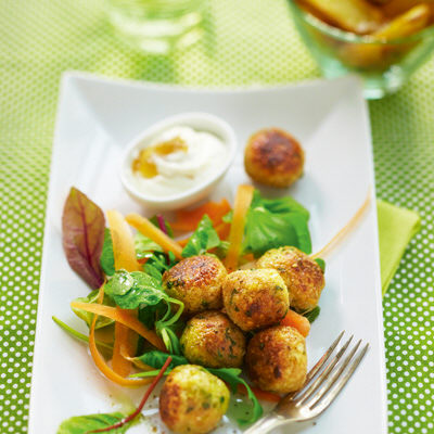 Cashewfrikadeller med chutneyyoghurt och potatis