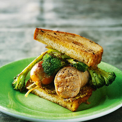 Butifarra i bröd med grov senap och broccoli