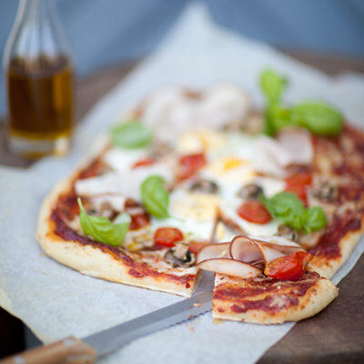 Brunchpizza med ägg och skinka