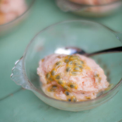 Camparisorbet med passionsfrukt och lime