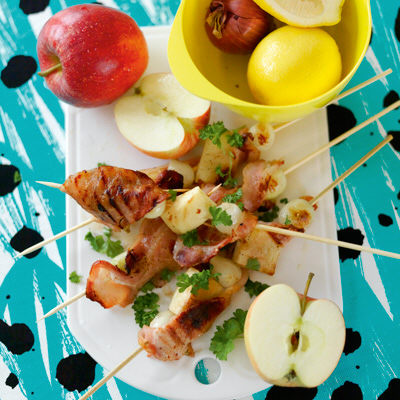 Baconinlindat spett med äpple och steklök