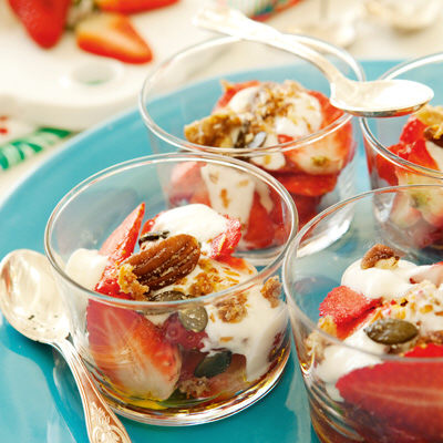 Jordgubbar med rapsolja, ingefärsyoghurt, frön och nötter