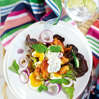 Grov smörgås med makrill, ägg och thaibasilika
