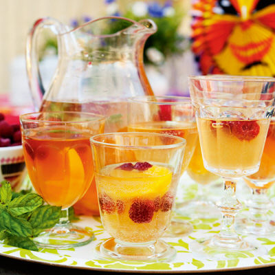 Bubblande iste med smak av persika och mynta