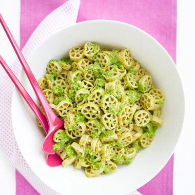 Pasta med pesto och bacon