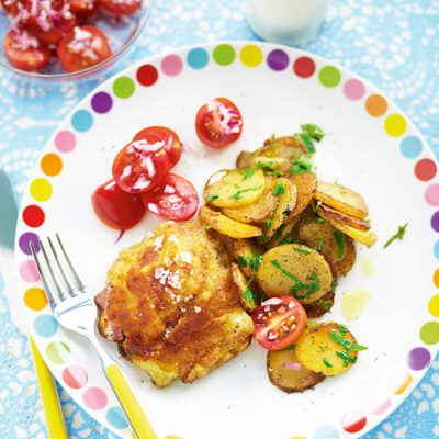 Schweizerschnitzel på kyckling med syrad tomatsallad
