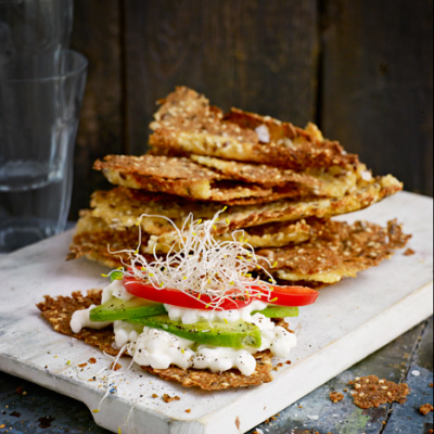 Hirsknäckemacka med cottage cheese, avokado och groddar
