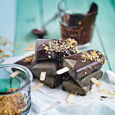 Lakritsglass med choklad och hackade nötter
