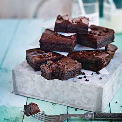 Kladdig brownie med mjölkchokladglasyr