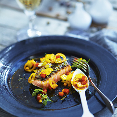 Citrusinkokt lax med fänkål och paprika