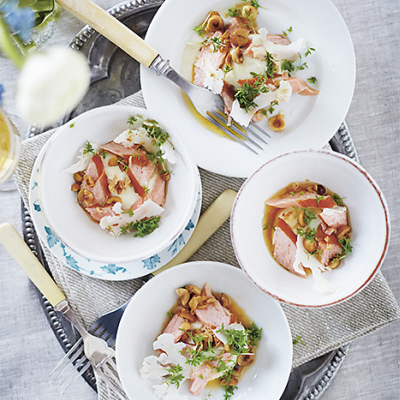 Blomkålspuré med brynt hasselnötssmör och varmrökt lax