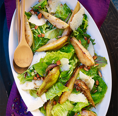 Fläskkotletter med sallad på stekta päron och ost