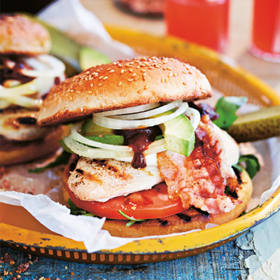 Chicken BBQ-burger med bacon, mozzarella och rucola