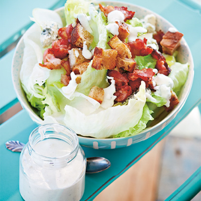 Isbergssallad med bacon och blue cheese-dressing
